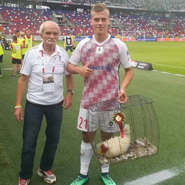 Từ d&eacute;p, tạp dề đến trứng v&agrave; lợn nguy&ecirc;n con, những phần thưởng cười ra nước mắt của c&aacute;c Cầu thủ hay nhất trận- Ảnh 6.