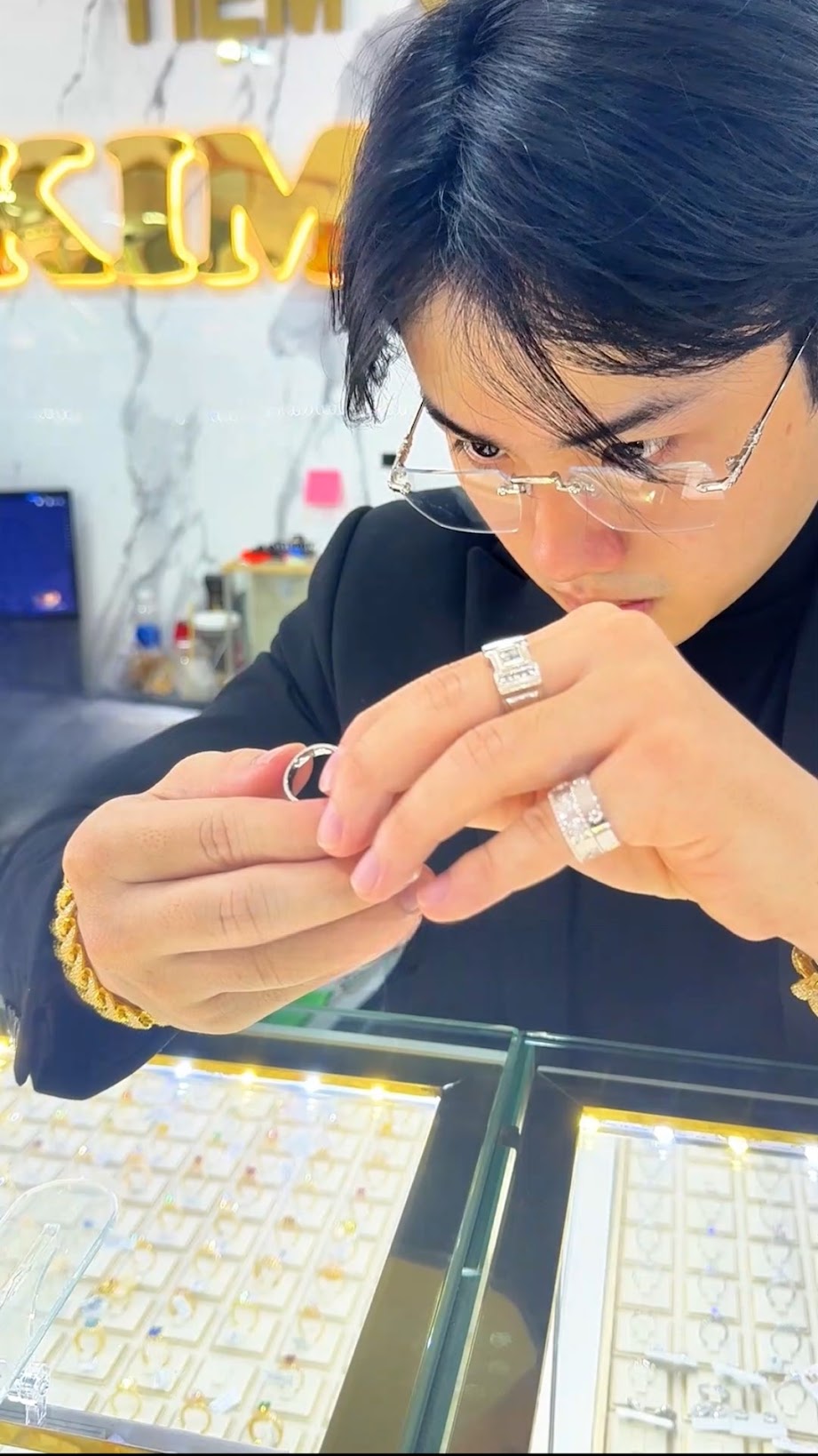 "Thừa kế" tiệm v&agrave;ng được định gi&aacute; hơn 100 tỷ của gia đ&igrave;nh ở TP.HCM, ch&agrave;ng trai 24 tuổi vỡ lẽ ra nhiều thứ- Ảnh 4.