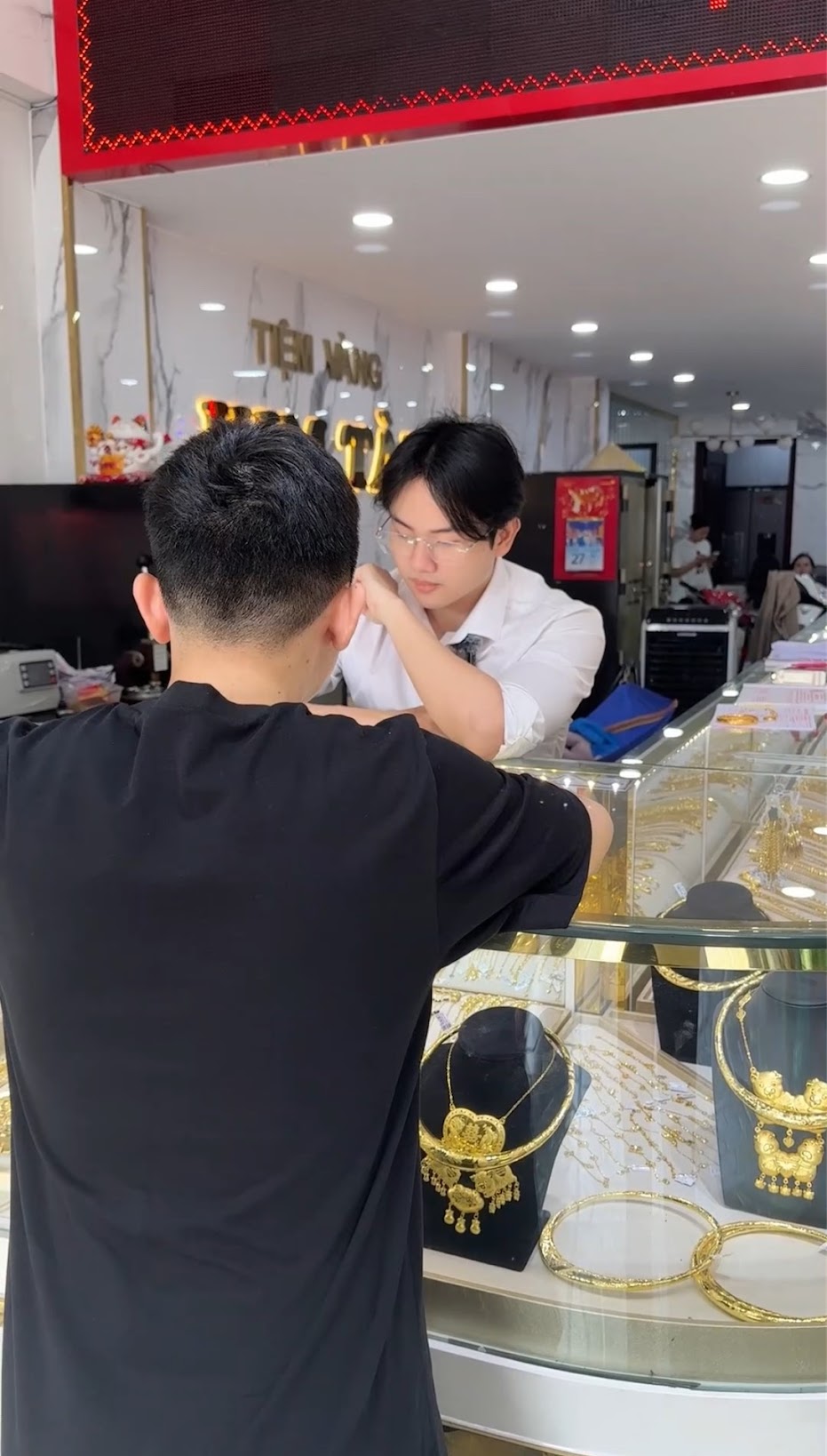 "Thừa kế" tiệm v&agrave;ng được định gi&aacute; hơn 100 tỷ của gia đ&igrave;nh ở TP.HCM, ch&agrave;ng trai 24 tuổi vỡ lẽ ra nhiều thứ- Ảnh 3.