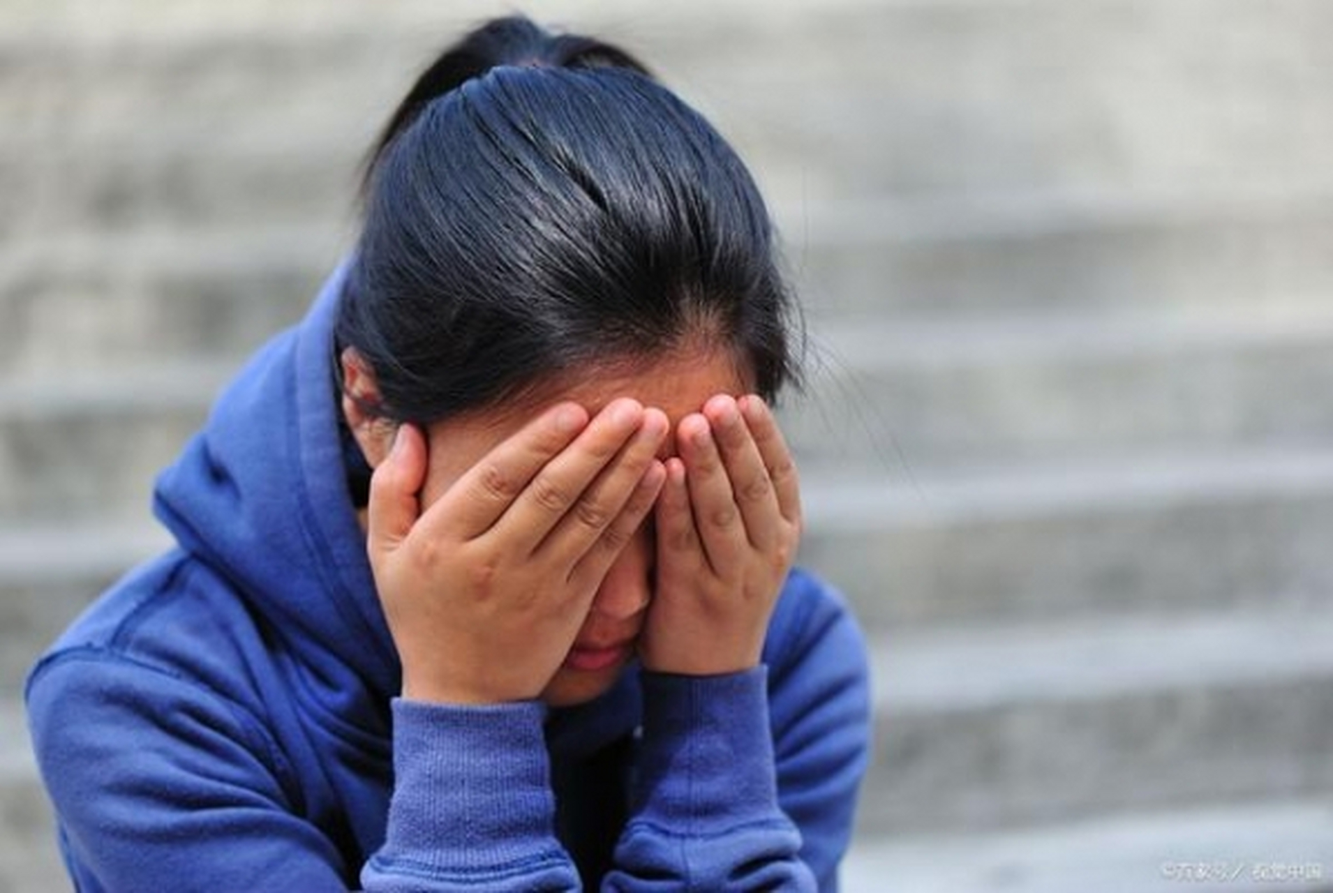 Một người mẹ hỏi DeepSeek: "Tại sao càng thương con, con càng xa cách?" - AI lạnh lùng đáp: "Vì tình thương không đi kèm sự tôn trọng"- Ảnh 1.