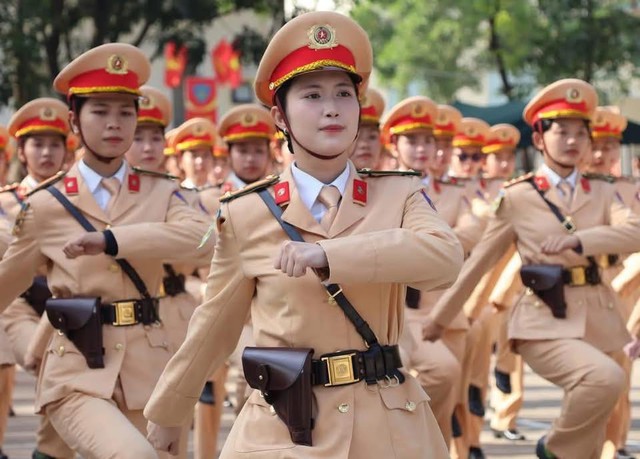Ảnh: Những 'bông hồng thép' của lực lượng Công an say mê luyện tập cho lễ diễu binh, diễu hành 30/4/2025- Ảnh 2.
