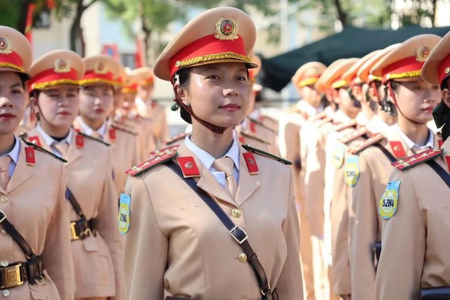 Ảnh: Những 'bông hồng thép' của lực lượng Công an say mê luyện tập cho lễ diễu binh, diễu hành 30/4/2025- Ảnh 3.