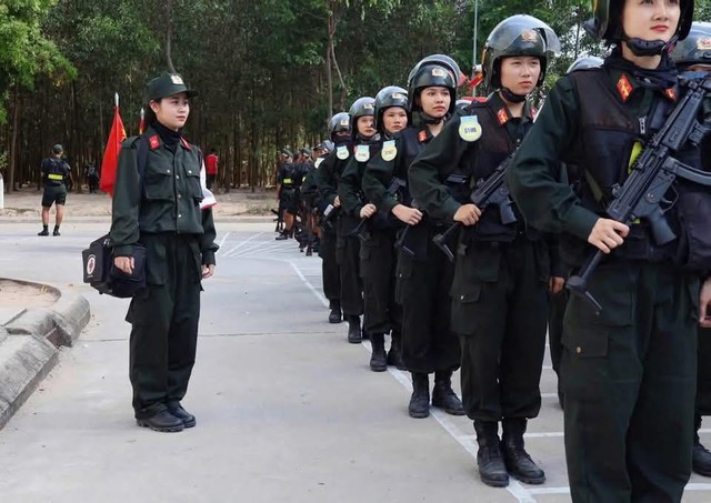 Ảnh: Những 'bông hồng thép' của lực lượng Công an say mê luyện tập cho lễ diễu binh, diễu hành 30/4/2025- Ảnh 6.