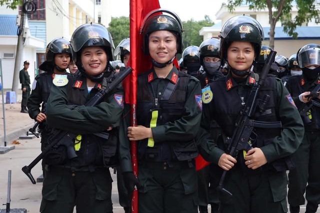 Ảnh: Những 'bông hồng thép' của lực lượng Công an say mê luyện tập cho lễ diễu binh, diễu hành 30/4/2025- Ảnh 9.