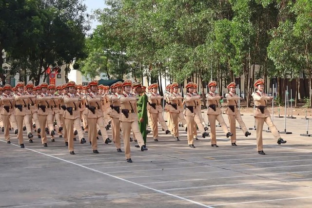 Ảnh: Những 'bông hồng thép' của lực lượng Công an say mê luyện tập cho lễ diễu binh, diễu hành 30/4/2025- Ảnh 1.