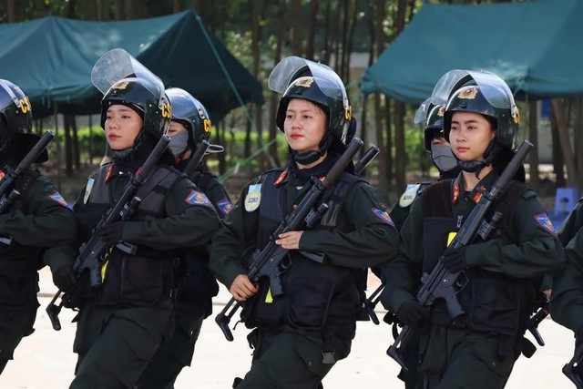 Ảnh: Những 'bông hồng thép' của lực lượng Công an say mê luyện tập cho lễ diễu binh, diễu hành 30/4/2025- Ảnh 8.