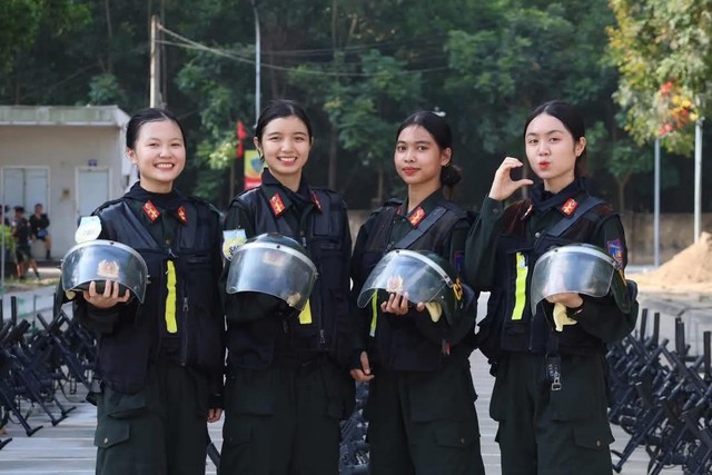 Ảnh: Những 'bông hồng thép' của lực lượng Công an say mê luyện tập cho lễ diễu binh, diễu hành 30/4/2025- Ảnh 10.