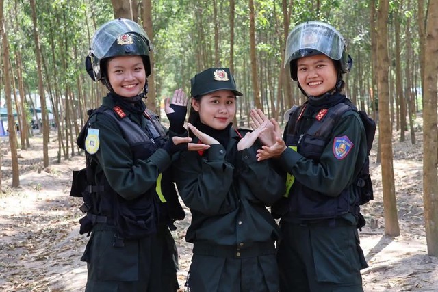 Ảnh: Những 'bông hồng thép' của lực lượng Công an say mê luyện tập cho lễ diễu binh, diễu hành 30/4/2025- Ảnh 11.