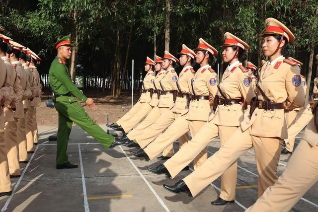 Ảnh: Những 'bông hồng thép' của lực lượng Công an say mê luyện tập cho lễ diễu binh, diễu hành 30/4/2025- Ảnh 4.