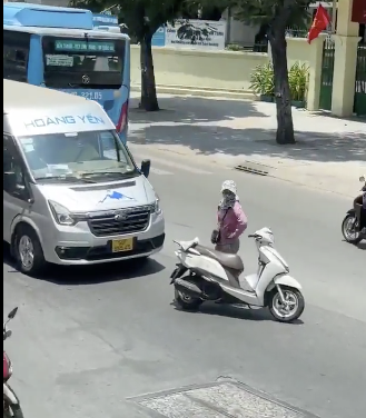 Từ clip gây xôn xao mạng xã hội, CSGT TP HCM làm việc với tài xế xe Hoàng Yến và 1 phụ nữ- Ảnh 1.