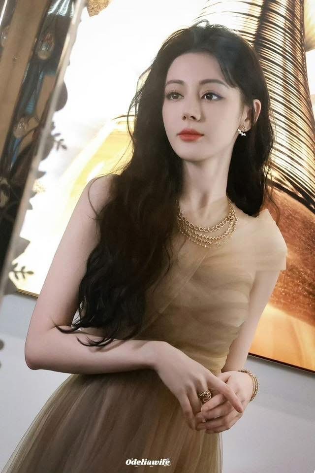 Địch Lệ Nhiệt Ba "đánh úp" khiến dân tình trở tay không kịp- Ảnh 3.