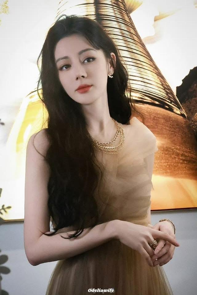 Địch Lệ Nhiệt Ba "đánh úp" khiến dân tình trở tay không kịp- Ảnh 1.