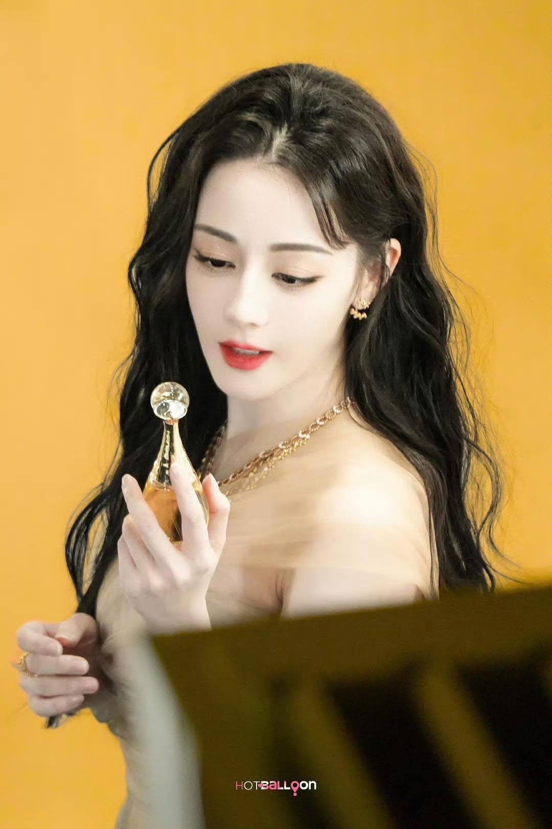 Địch Lệ Nhiệt Ba "đánh úp" khiến dân tình trở tay không kịp- Ảnh 7.