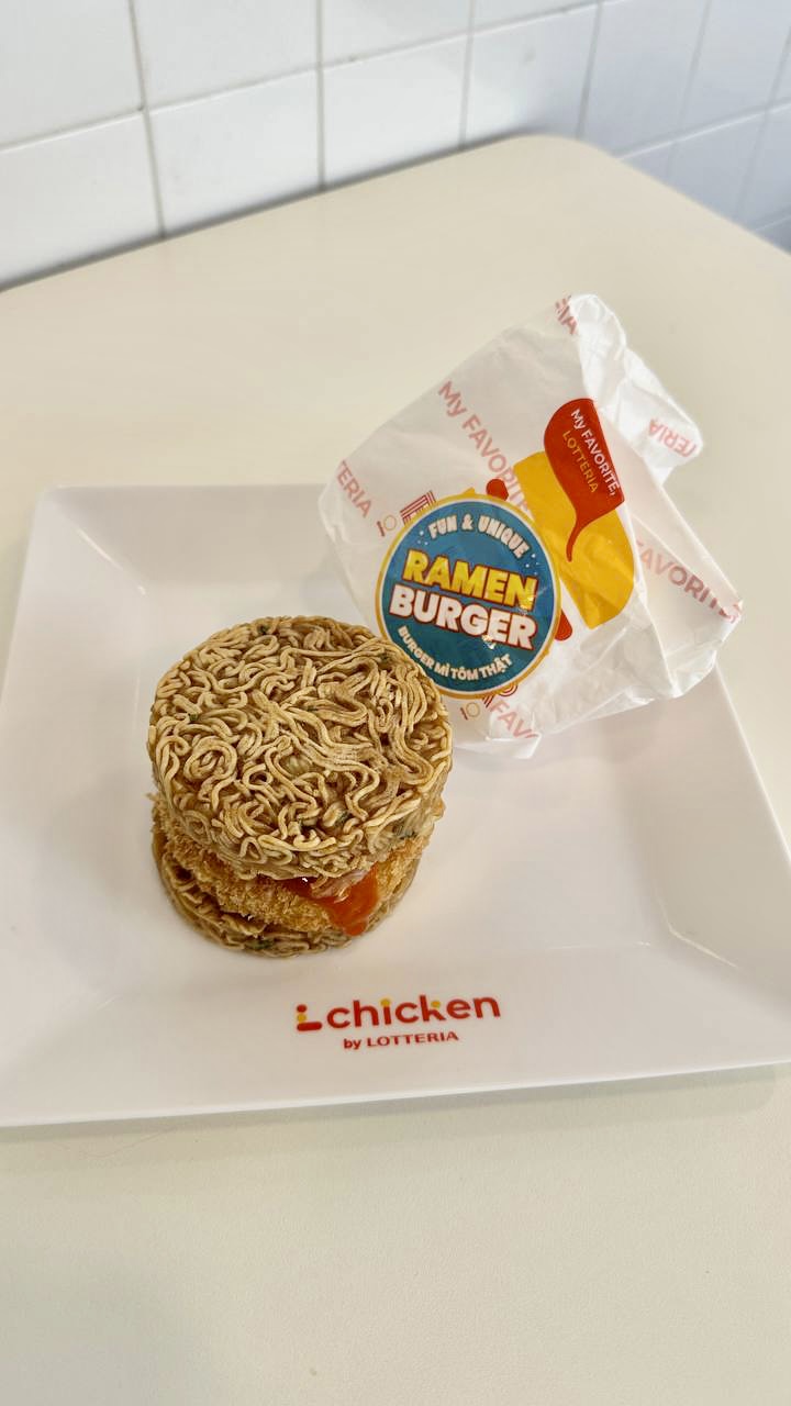 "Cái giá phải trả" khi tò mò ăn thử món burger mì tôm độc lạ: 50k có phải quá đắt?- Ảnh 2.