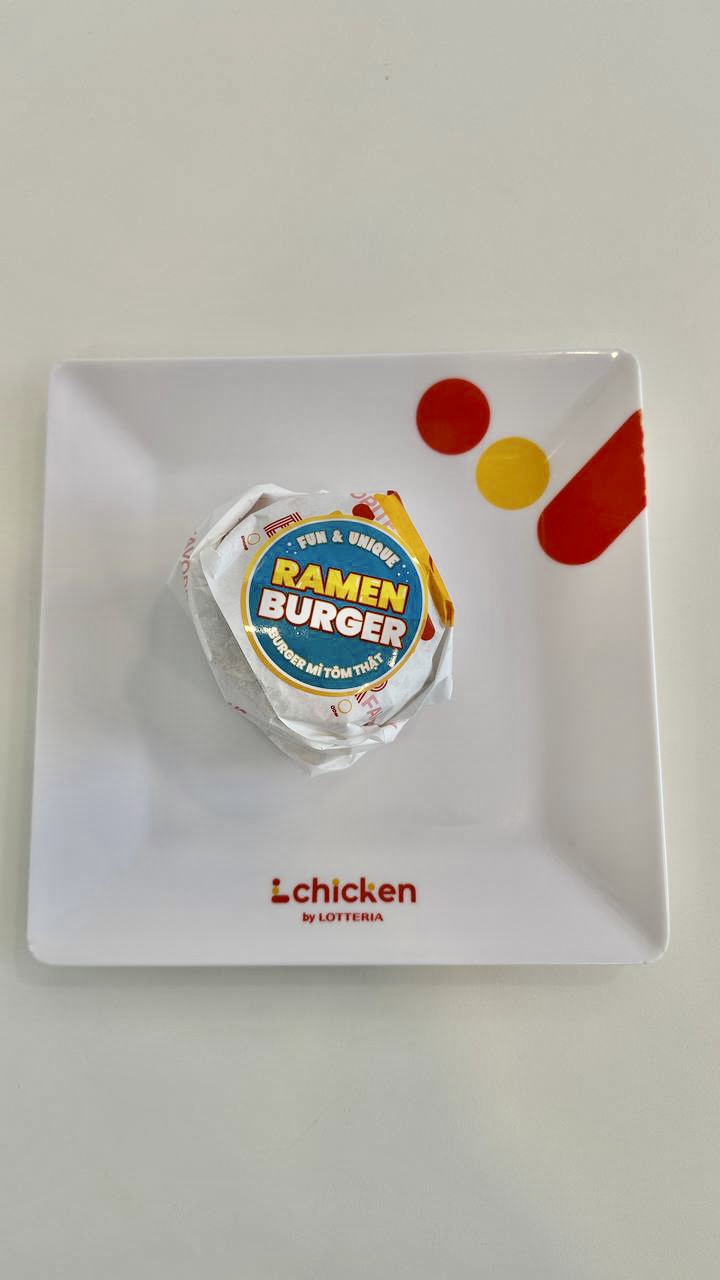 "Cái giá phải trả" khi tò mò ăn thử món burger mì tôm độc lạ: 50k có phải quá đắt?- Ảnh 1.