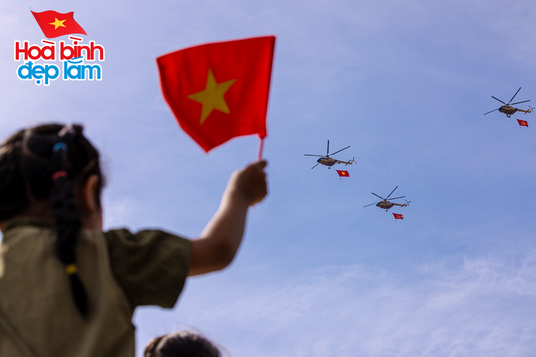 Sắc cờ Tổ quốc tung bay giữa trời TP.HCM: Cả gia đ&igrave;nh 10 người vượt h&agrave;ng chục km để được tận mắt ngắm nh&igrave;n- Ảnh 7.