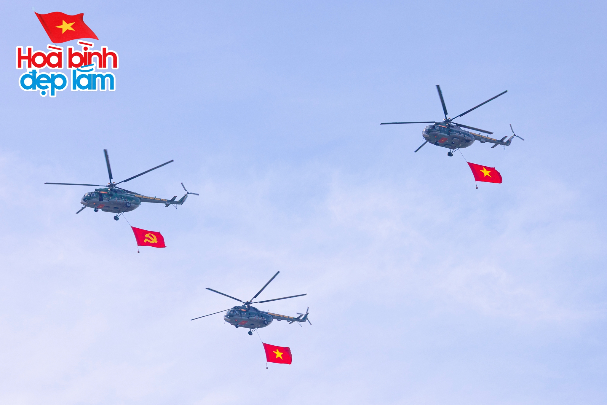 Sắc cờ Tổ quốc tung bay giữa trời TP.HCM: Cả gia đ&igrave;nh 10 người vượt h&agrave;ng chục km để được tận mắt ngắm nh&igrave;n- Ảnh 2.