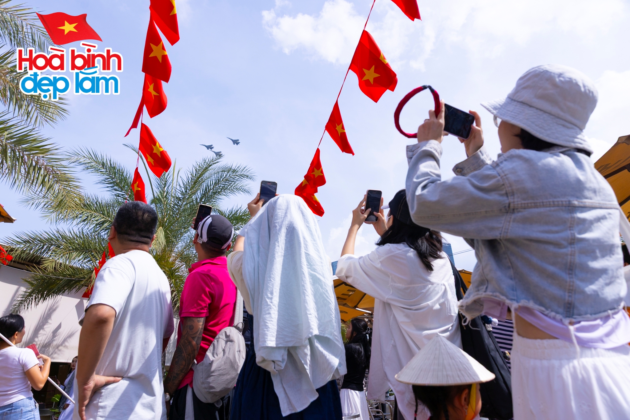 Sắc cờ Tổ quốc tung bay giữa trời TP.HCM: Cả gia đ&igrave;nh 10 người vượt h&agrave;ng chục km để được tận mắt ngắm nh&igrave;n- Ảnh 14.