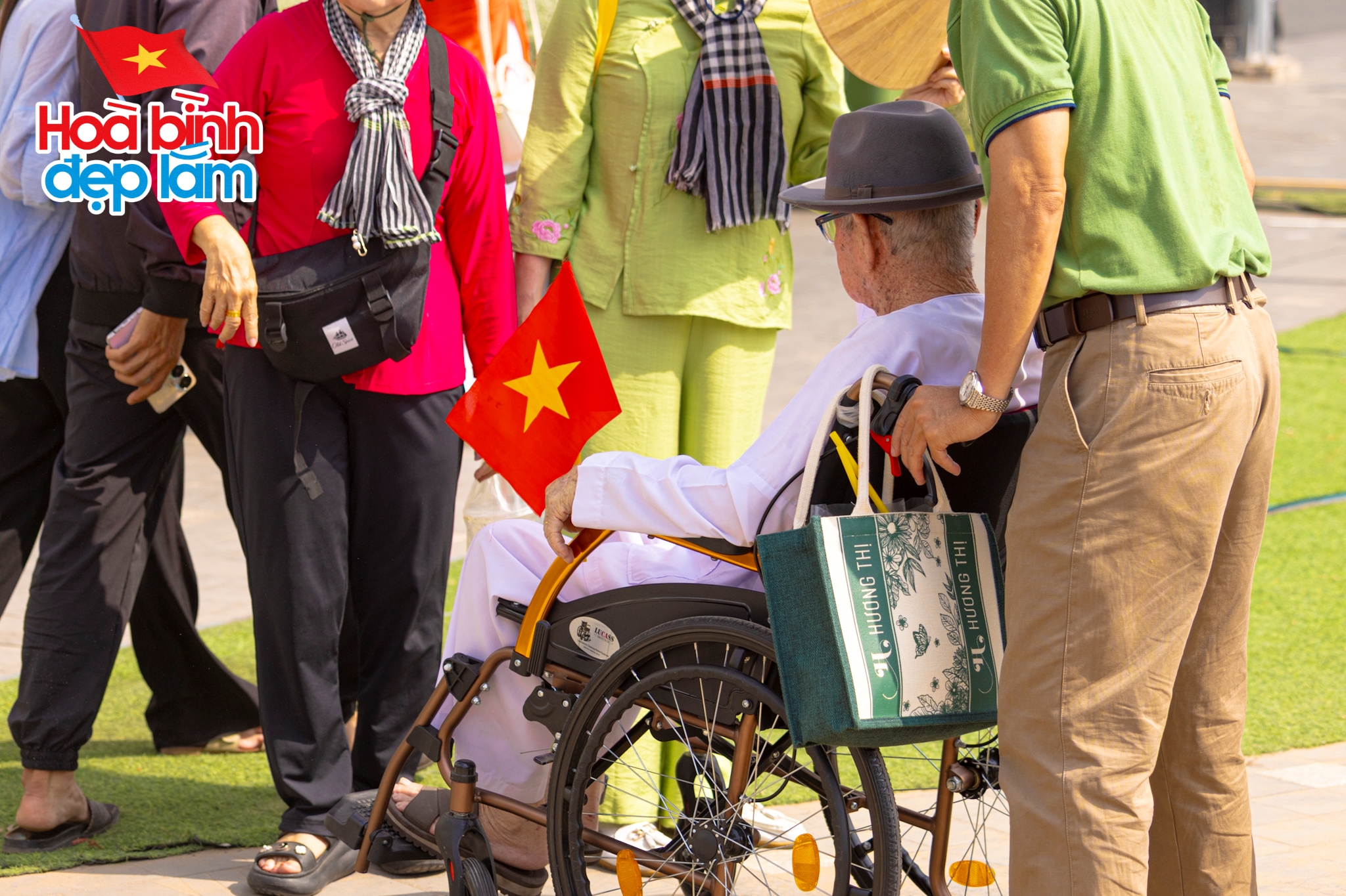 Sắc cờ Tổ quốc tung bay giữa trời TP.HCM: Cả gia đ&igrave;nh 10 người vượt h&agrave;ng chục km để được tận mắt ngắm nh&igrave;n- Ảnh 15.