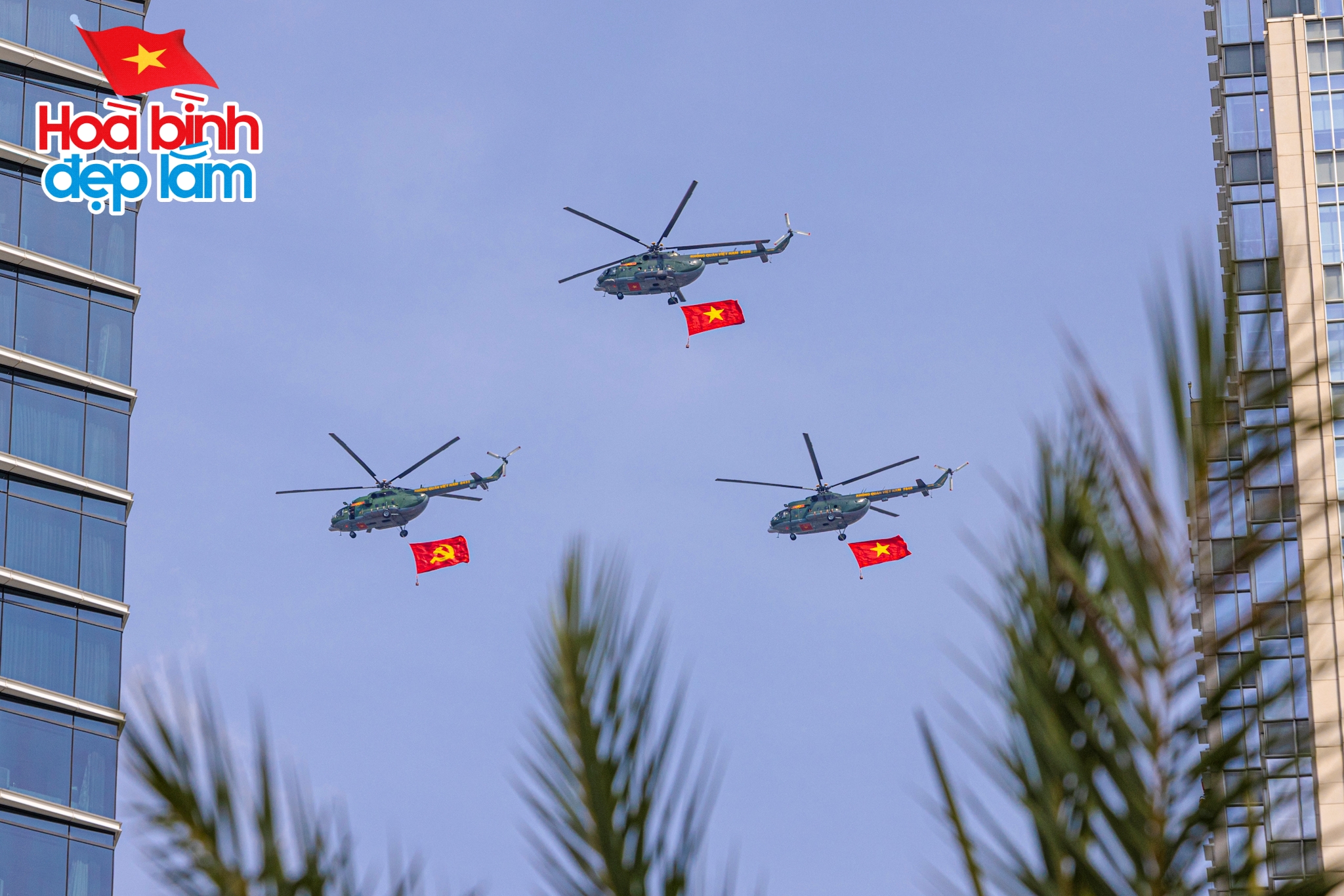 Sắc cờ Tổ quốc tung bay giữa trời TP.HCM: Cả gia đ&igrave;nh 10 người vượt h&agrave;ng chục km để được tận mắt ngắm nh&igrave;n- Ảnh 3.