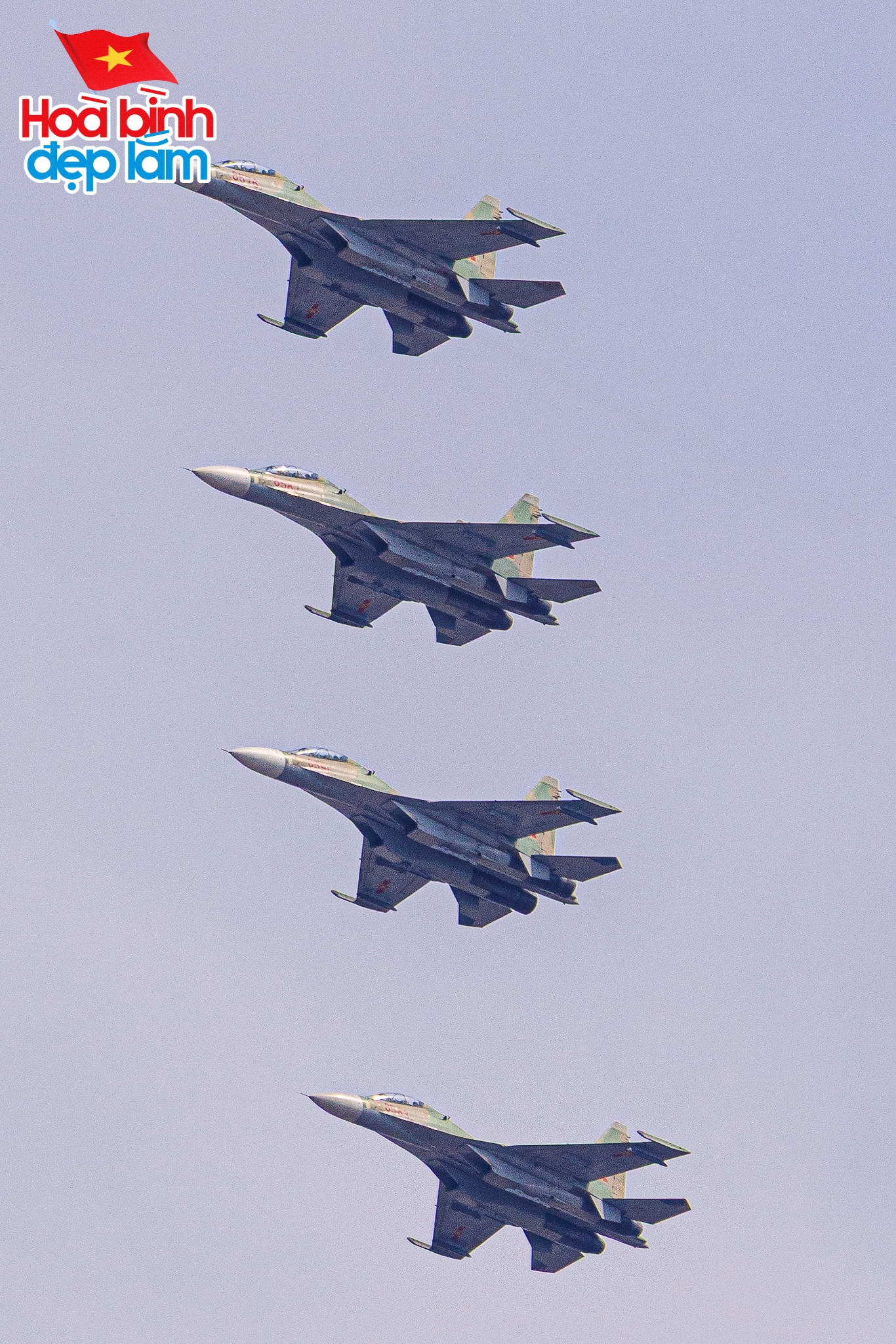 Sắc cờ Tổ quốc tung bay giữa trời TP.HCM: Cả gia đ&igrave;nh 10 người vượt h&agrave;ng chục km để được tận mắt ngắm nh&igrave;n- Ảnh 12.