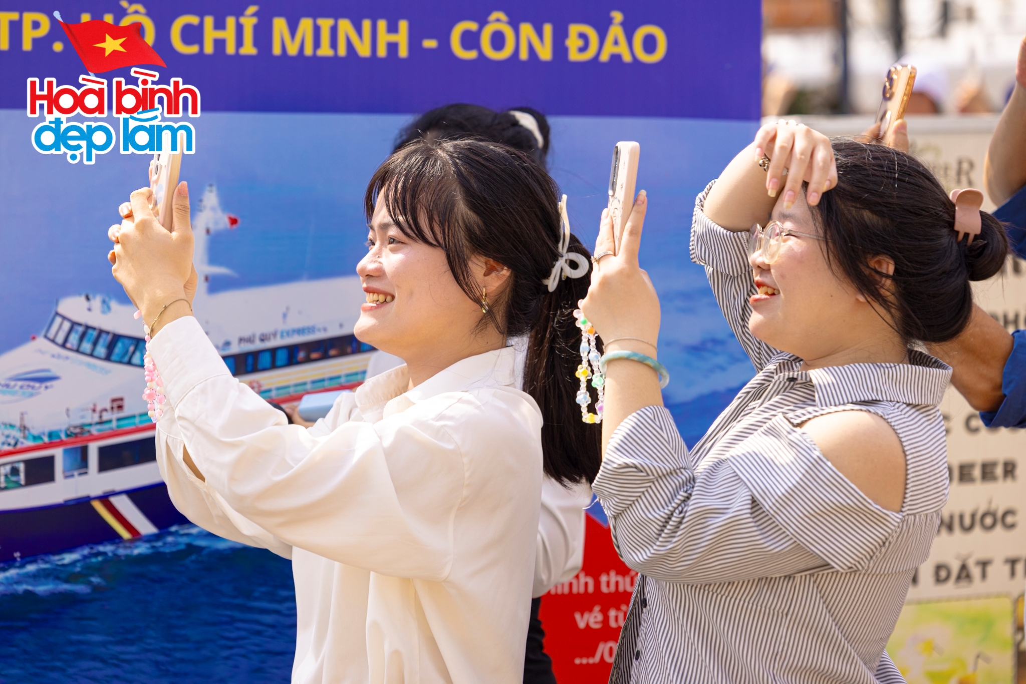 Sắc cờ Tổ quốc tung bay giữa trời TP.HCM: Cả gia đ&igrave;nh 10 người vượt h&agrave;ng chục km để được tận mắt ngắm nh&igrave;n- Ảnh 17.