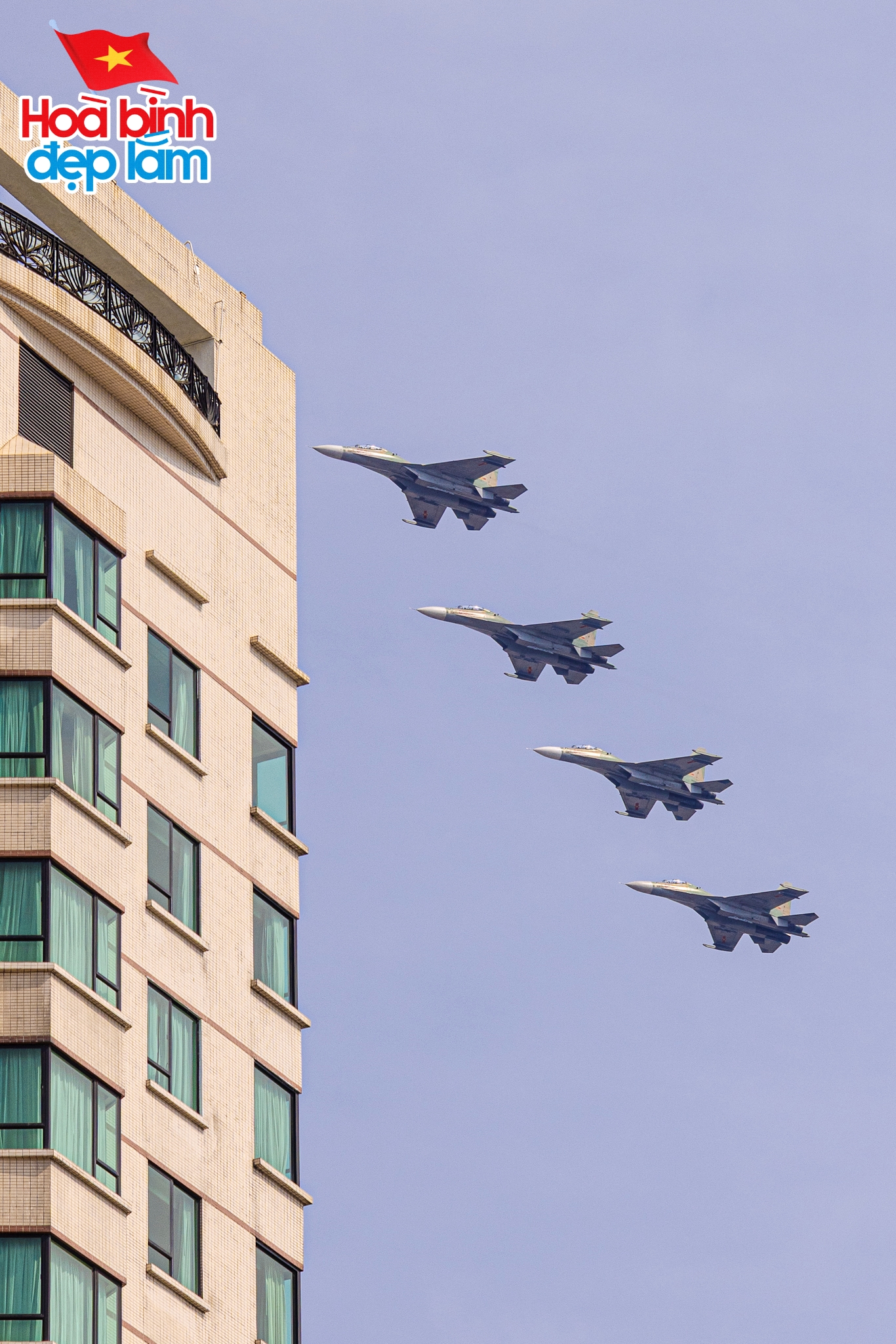 Sắc cờ Tổ quốc tung bay giữa trời TP.HCM: Cả gia đ&igrave;nh 10 người vượt h&agrave;ng chục km để được tận mắt ngắm nh&igrave;n- Ảnh 11.