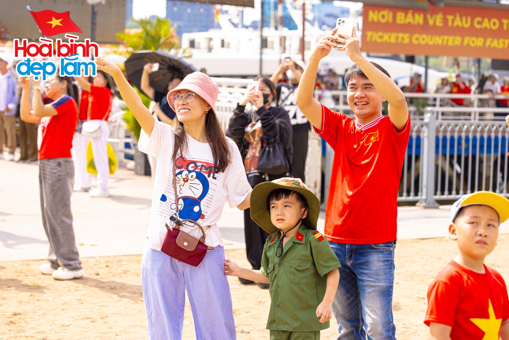 Sắc cờ Tổ quốc tung bay giữa trời TP.HCM: Cả gia đ&igrave;nh 10 người vượt h&agrave;ng chục km để được tận mắt ngắm nh&igrave;n- Ảnh 16.