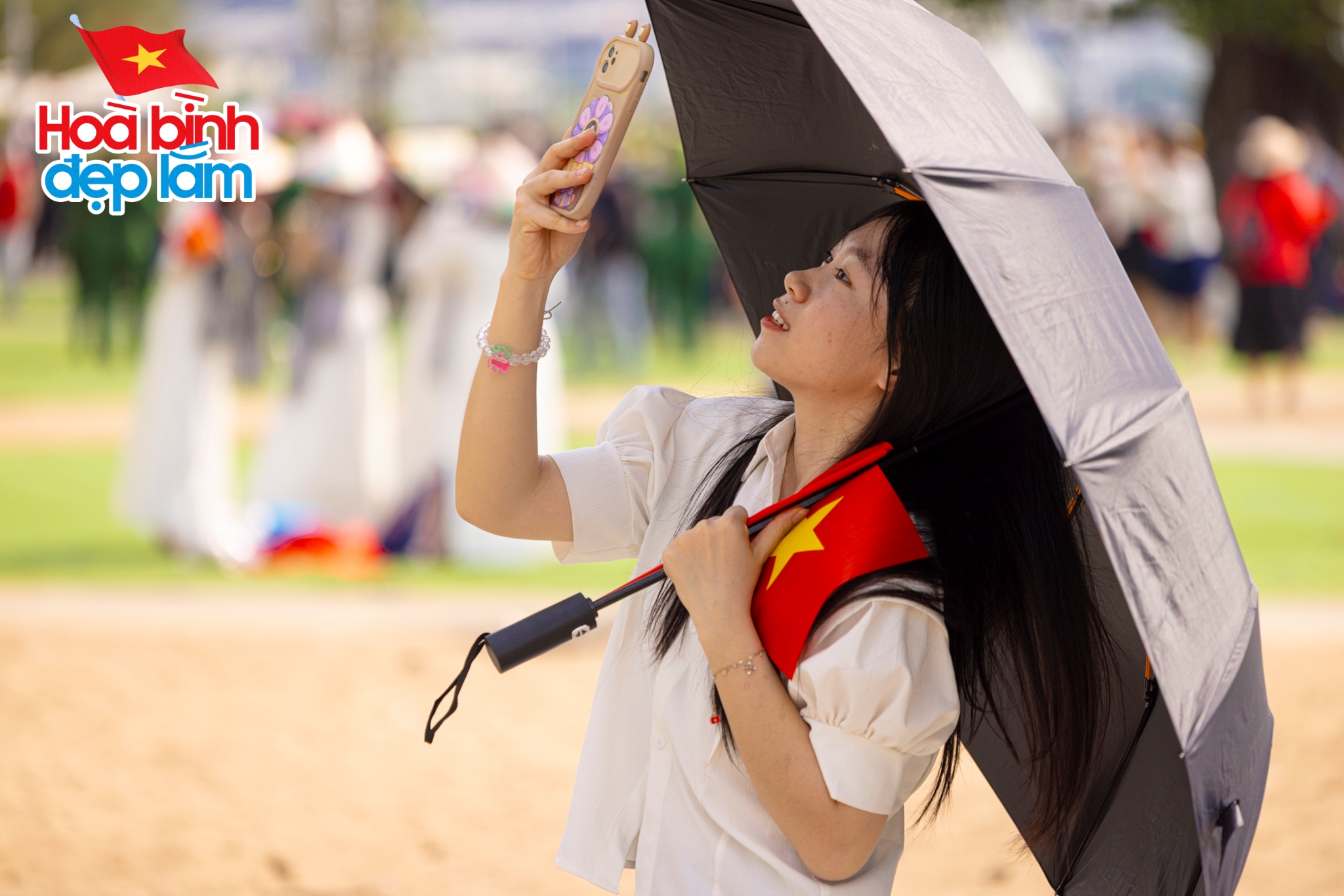 Sắc cờ Tổ quốc tung bay giữa trời TP.HCM: Cả gia đ&igrave;nh 10 người vượt h&agrave;ng chục km để được tận mắt ngắm nh&igrave;n- Ảnh 20.