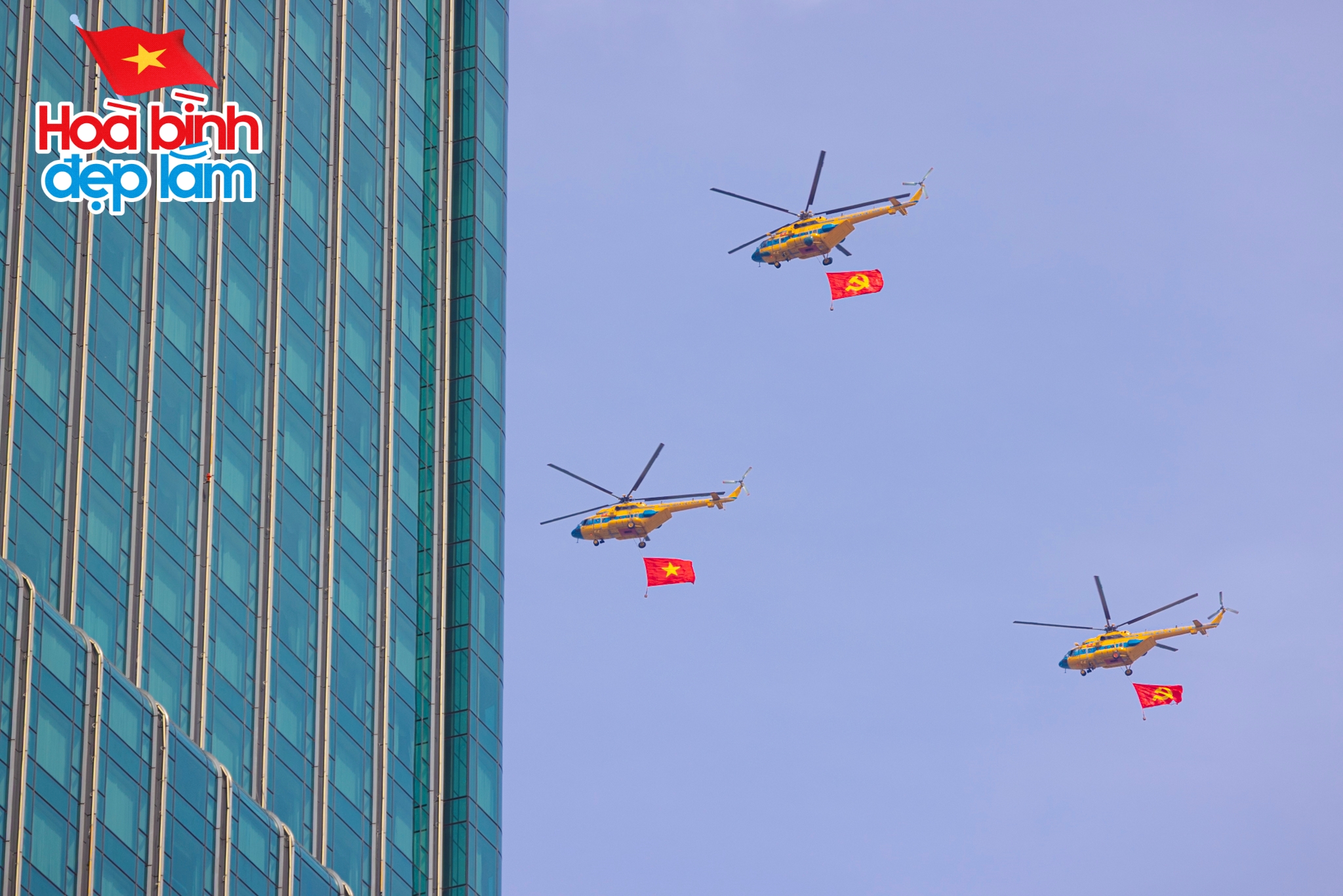 Sắc cờ Tổ quốc tung bay giữa trời TP.HCM: Cả gia đ&igrave;nh 10 người vượt h&agrave;ng chục km để được tận mắt ngắm nh&igrave;n- Ảnh 4.