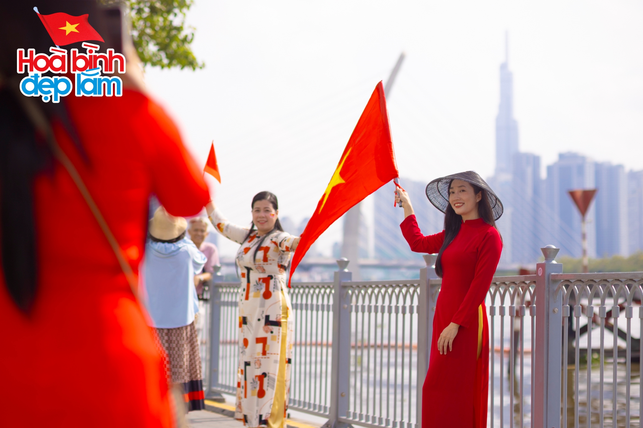 Sắc cờ Tổ quốc tung bay giữa trời TP.HCM: Cả gia đ&igrave;nh 10 người vượt h&agrave;ng chục km để được tận mắt ngắm nh&igrave;n- Ảnh 21.