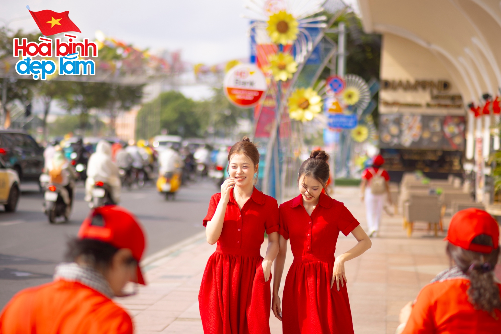 Sắc cờ Tổ quốc tung bay giữa trời TP.HCM: Cả gia đ&igrave;nh 10 người vượt h&agrave;ng chục km để được tận mắt ngắm nh&igrave;n- Ảnh 18.