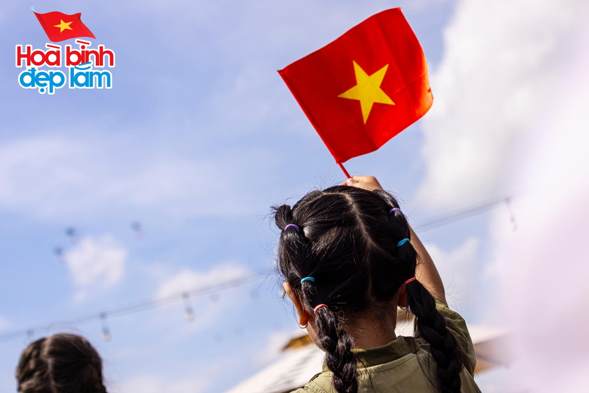 Sắc cờ Tổ quốc tung bay giữa trời TP.HCM: Cả gia đ&igrave;nh 10 người vượt h&agrave;ng chục km để được tận mắt ngắm nh&igrave;n- Ảnh 6.