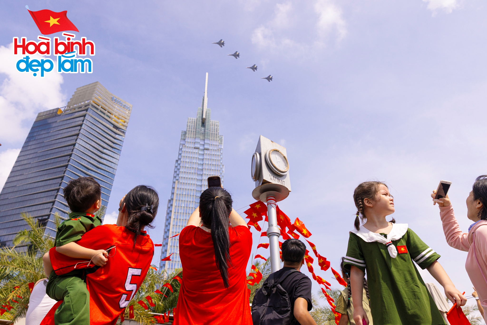 Sắc cờ Tổ quốc tung bay giữa trời TP.HCM: Cả gia đ&igrave;nh 10 người vượt h&agrave;ng chục km để được tận mắt ngắm nh&igrave;n- Ảnh 13.