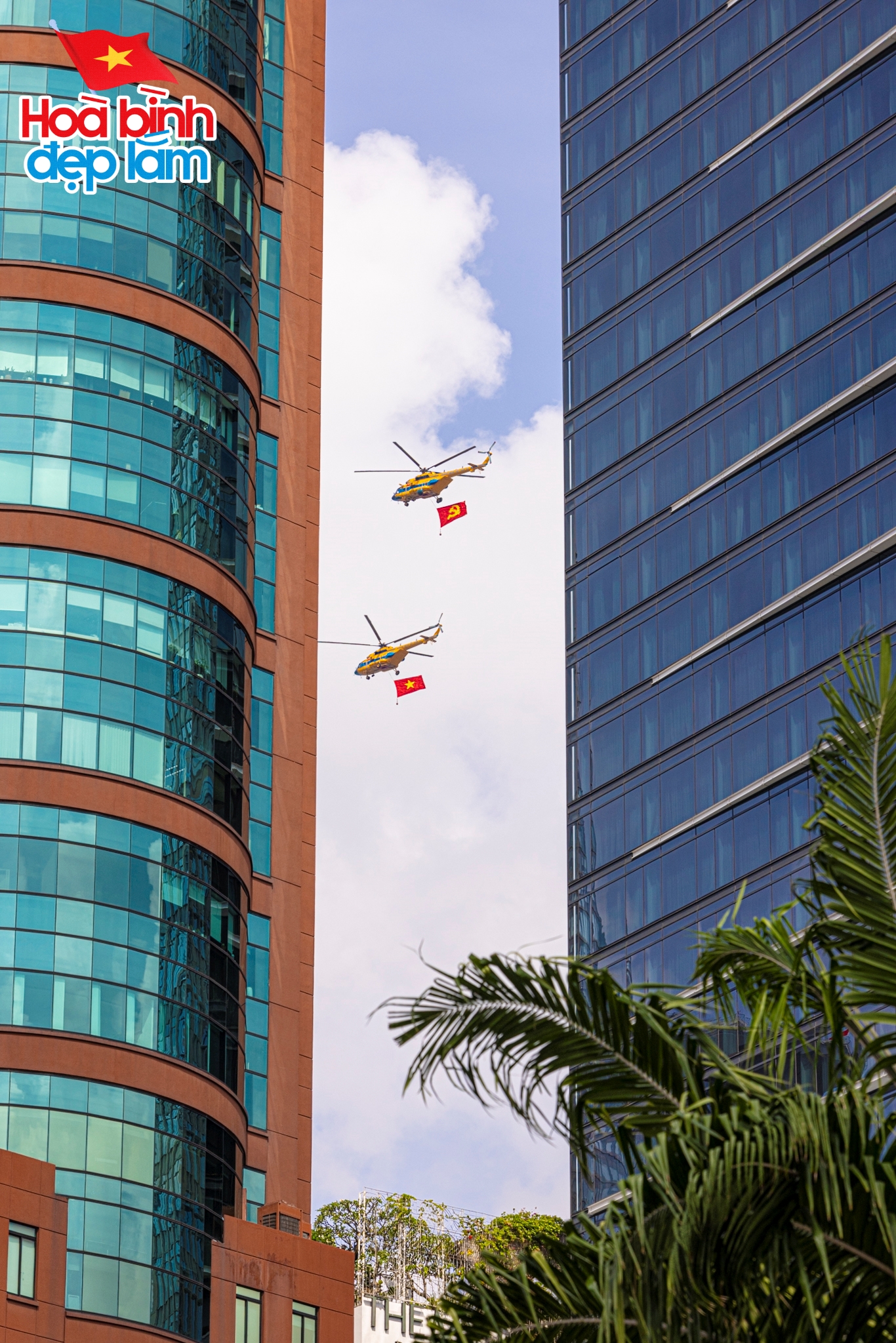 Sắc cờ Tổ quốc tung bay giữa trời TP.HCM: Cả gia đ&igrave;nh 10 người vượt h&agrave;ng chục km để được tận mắt ngắm nh&igrave;n- Ảnh 8.