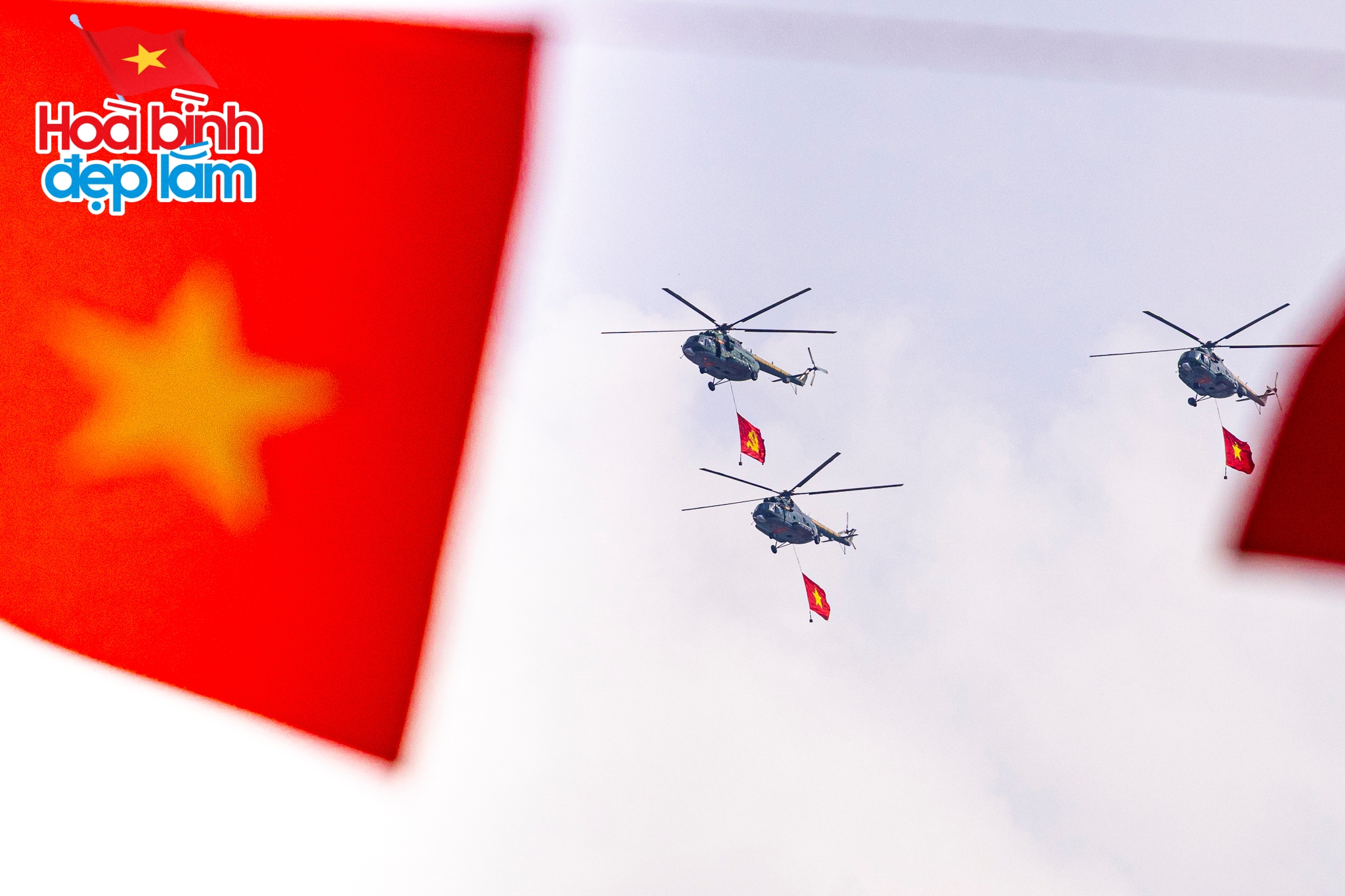 Sắc cờ Tổ quốc tung bay giữa trời TP.HCM: Cả gia đ&igrave;nh 10 người vượt h&agrave;ng chục km để được tận mắt ngắm nh&igrave;n- Ảnh 9.