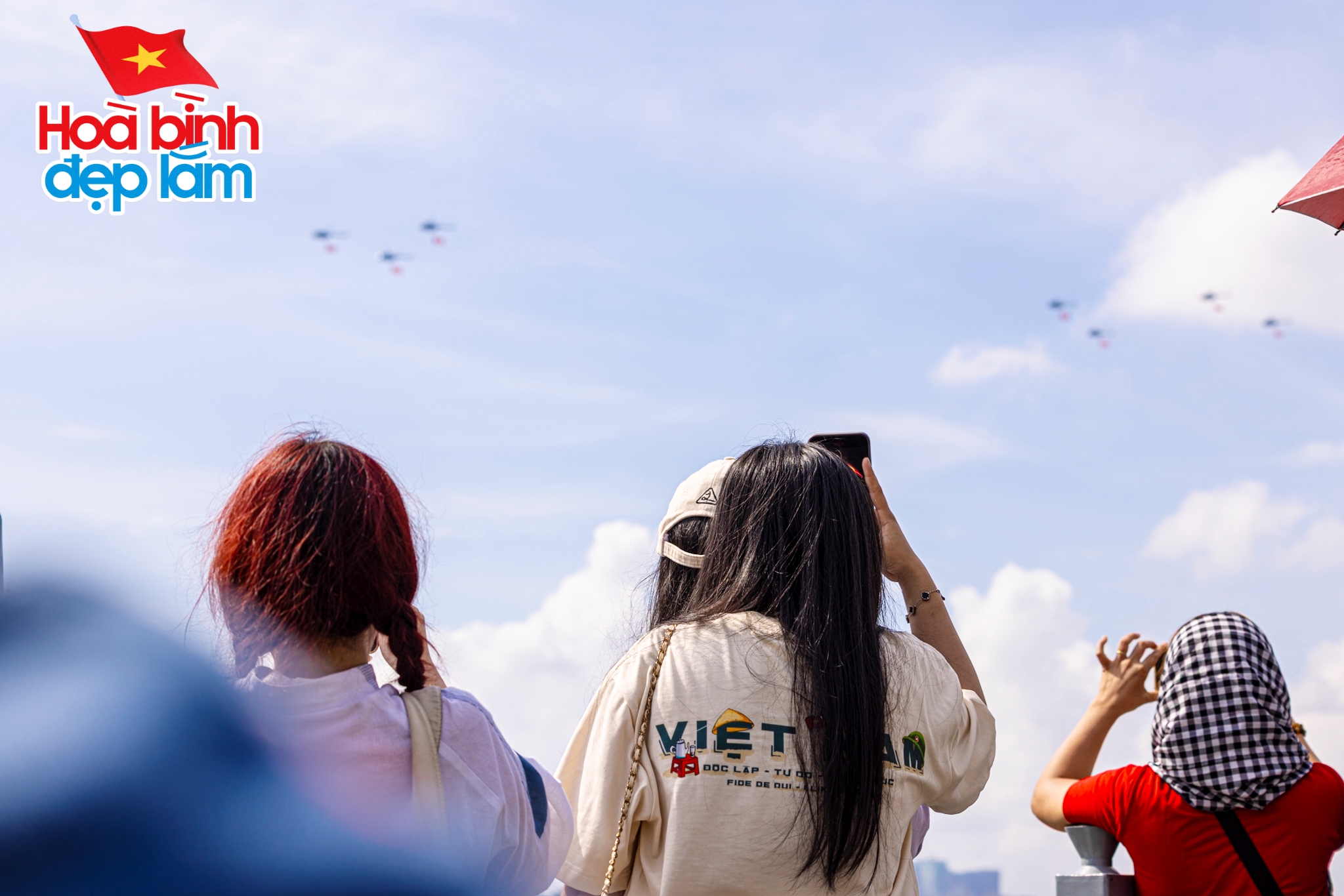 Sắc cờ Tổ quốc tung bay giữa trời TP.HCM: Cả gia đ&igrave;nh 10 người vượt h&agrave;ng chục km để được tận mắt ngắm nh&igrave;n- Ảnh 19.