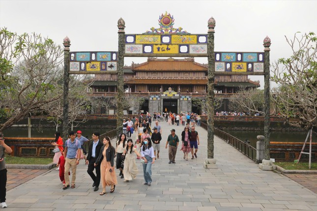 Huế kích hoạt đường dây nóng, xử lý nạn 'chặt chém' dịp 30/4- Ảnh 1.