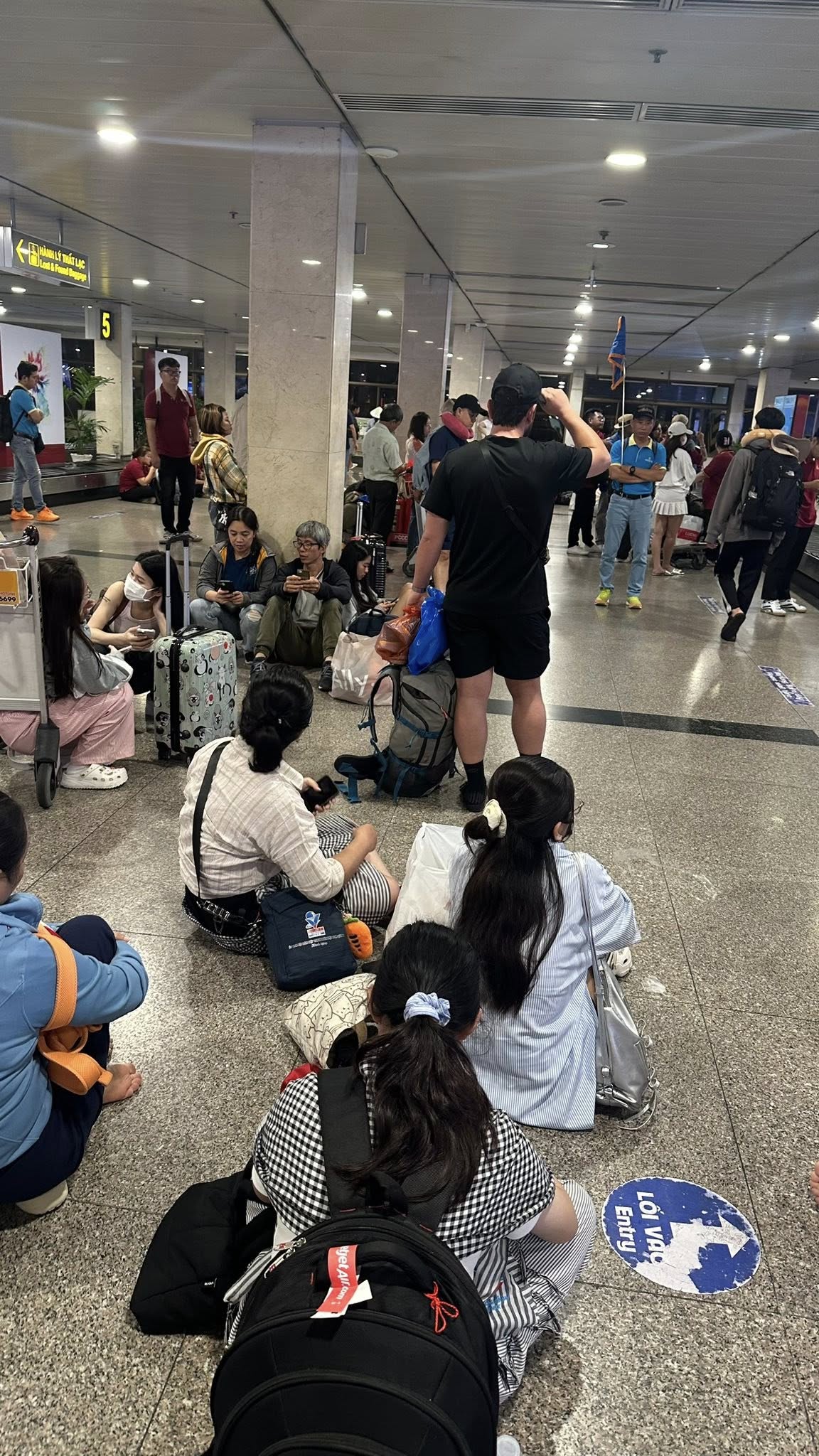 Nhiều h&agrave;nh kh&aacute;ch bị chậm chuyến suốt nhiều tiếng, Vietjet n&oacute;i g&igrave;?- Ảnh 3.