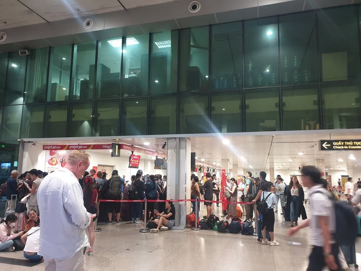 Nhiều h&agrave;nh kh&aacute;ch bị chậm chuyến suốt nhiều tiếng, Vietjet n&oacute;i g&igrave;?- Ảnh 2.