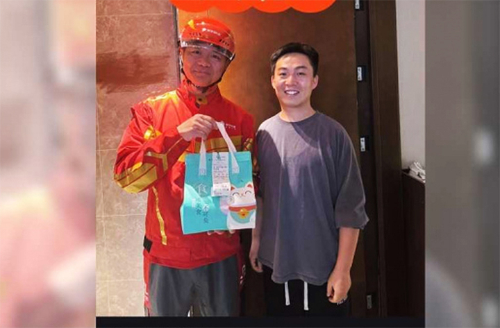 Đặt đồ ăn gi&aacute; 70 ngh&igrave;n, thanh ni&ecirc;n sửng sốt khi shipper l&agrave; tỷ ph&uacute; Lưu Cường Đ&ocirc;ng- Ảnh 1.