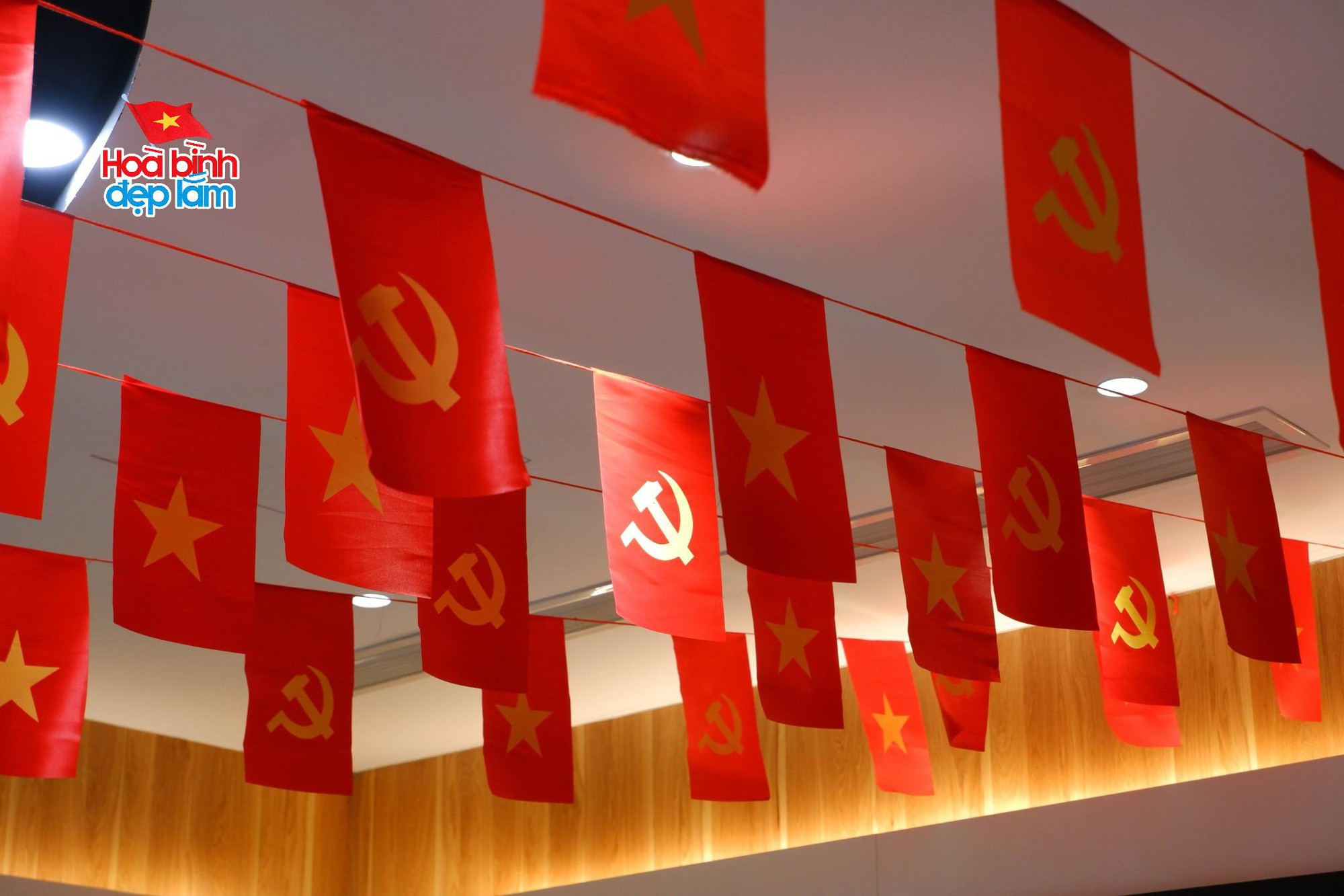 “Hoà bình đẹp lắm”: Khi không ai muốn bỏ lỡ những khoảnh khắc 50 năm mới có 1 lần!- Ảnh 2.