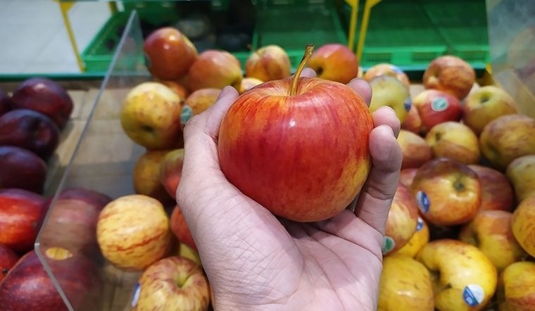Mua táo chỉ cần nhìn 1 điểm là biết hàng ngon hay dở: Mẹo này dân sành ăn thuộc nằm lòng!- Ảnh 5. Mua táo chỉ cần nhìn 1 điểm là biết hàng ngon hay dở: Mẹo này dân sành ăn thuộc nằm lòng!- Ảnh 5.