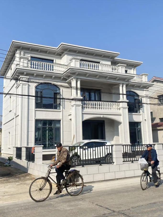 Con gái chi 5 tỷ đồng xây "bạch dinh" phong cách châu Âu cho bố mẹ dưỡng già, đầu tư thêm 2,4 tỷ đồng làm nội thất tiện nghi, ai cũng ghen tỵ- Ảnh 2.