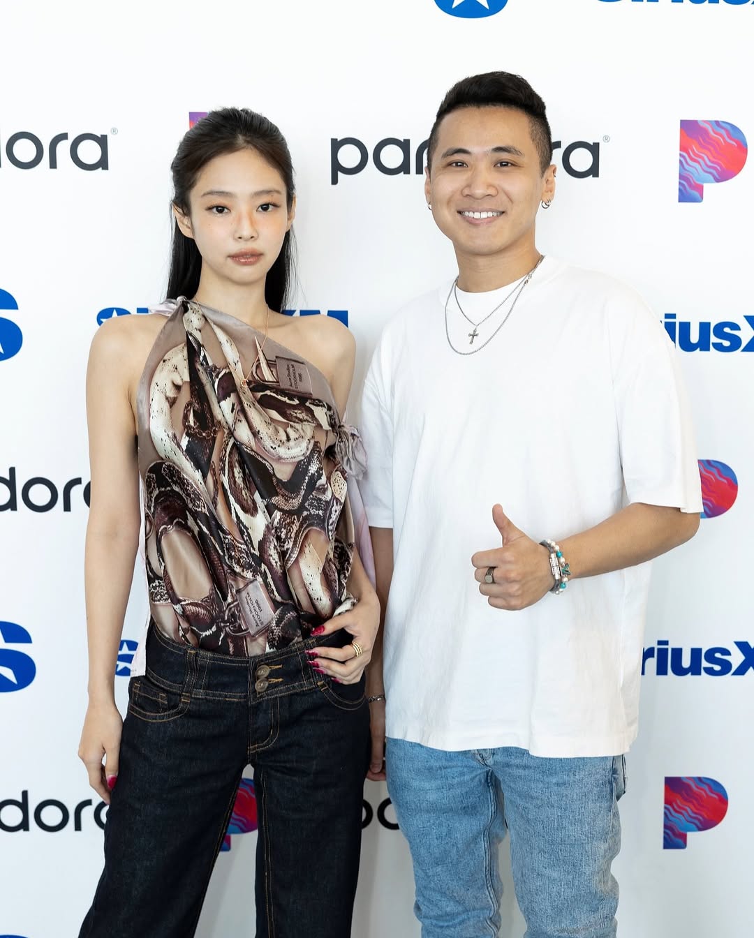 Độc lạ Jennie: 3 lần "chế" khăn theo c&aacute;ch hiếm ai ngờ- Ảnh 3.