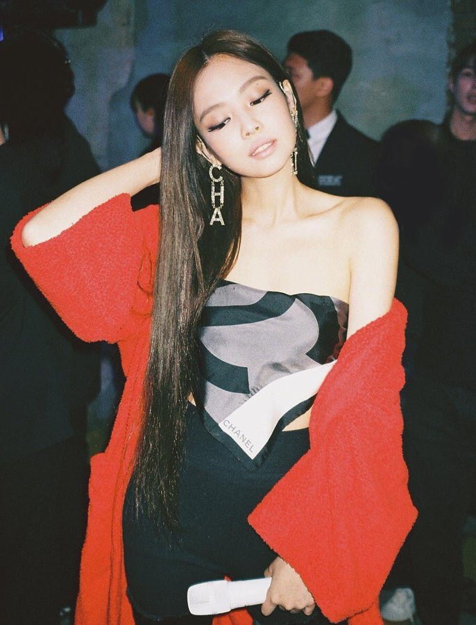 Độc lạ Jennie: 3 lần "chế" khăn theo c&aacute;ch hiếm ai ngờ- Ảnh 5.