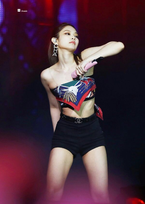 Độc lạ Jennie: 3 lần "chế" khăn theo c&aacute;ch hiếm ai ngờ- Ảnh 6.