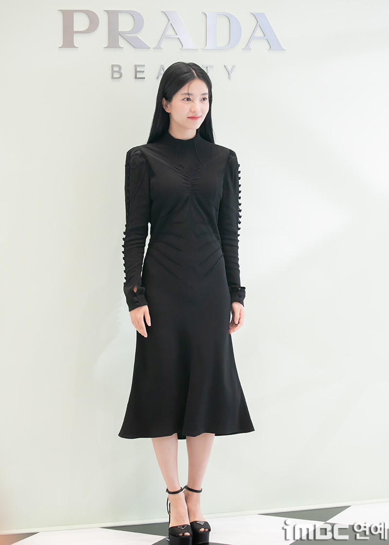 Trong khi nhiều đại sứ dính "phốt" thì một nữ diễn viên vẫn bền bỉ với Prada, vẻ đẹp tuổi 35 gây sững sờ- Ảnh 11.
