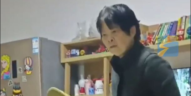 C&ocirc; b&eacute; nửa đ&ecirc;m nhờ cảnh s&aacute;t t&igrave;m b&agrave; ngoại, nghe l&yacute; do, nhiều người "nổi da g&agrave;": Đồng cảm qu&aacute;!- Ảnh 1.