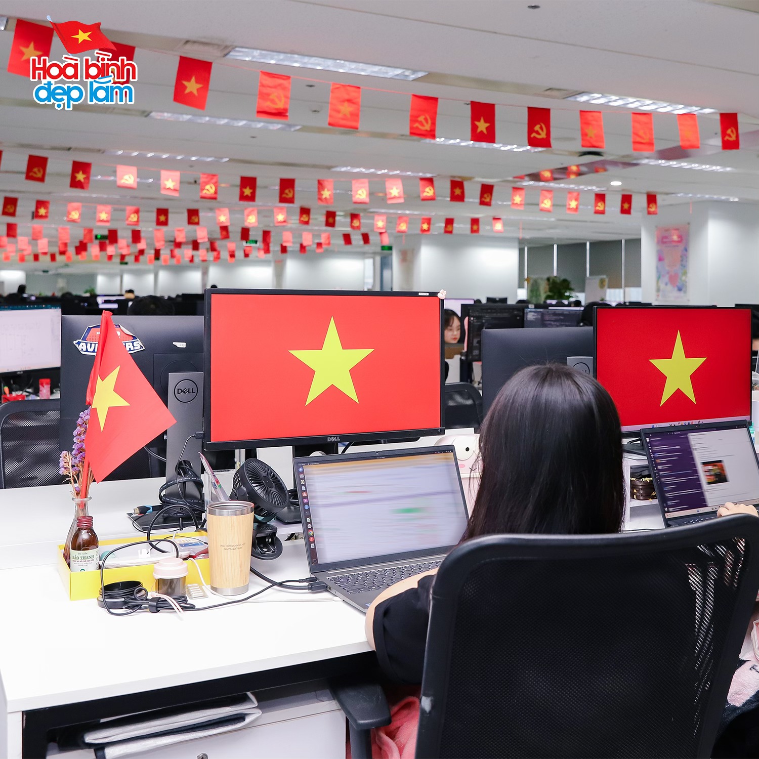 "Phủ đỏ Việt Nam": Từ nhà ra phố tưng bừng sắc đỏ của cờ hoa, đi giữa trời rực rỡ chính là đây!- Ảnh 6. "Phủ đỏ Việt Nam": Từ nhà ra phố tưng bừng sắc đỏ của cờ hoa, đi giữa trời rực rỡ chính là đây!- Ảnh 6.